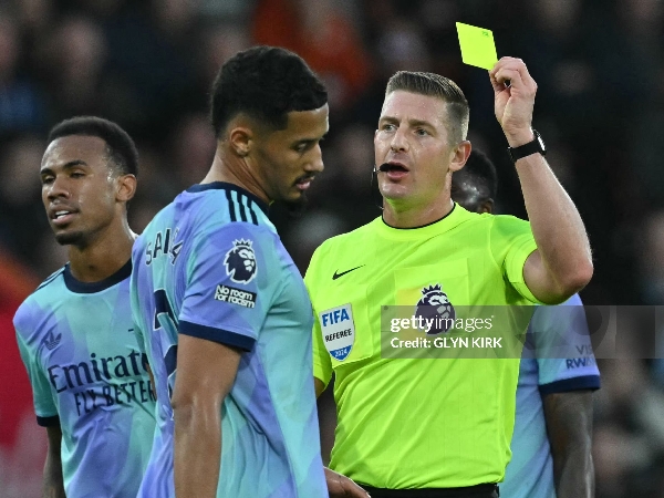 Wasit Rob Jones awalnya hanya memberikan kartu kuning kepada William Saliba