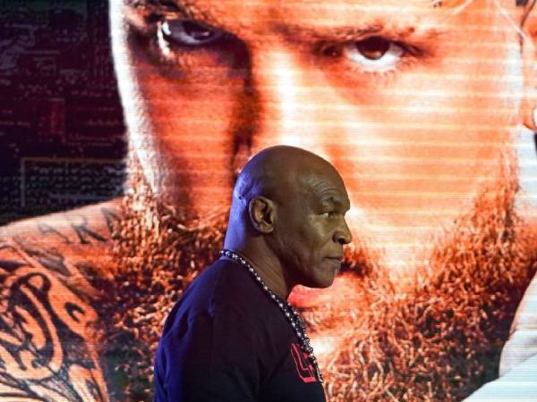 Masalah kesehatan Mike Tyson yang terdokumentasi dengan baik terus menimbulkan pertanyaan tentang keamanan pertarungan tersebut. (Foto: Fight TV)