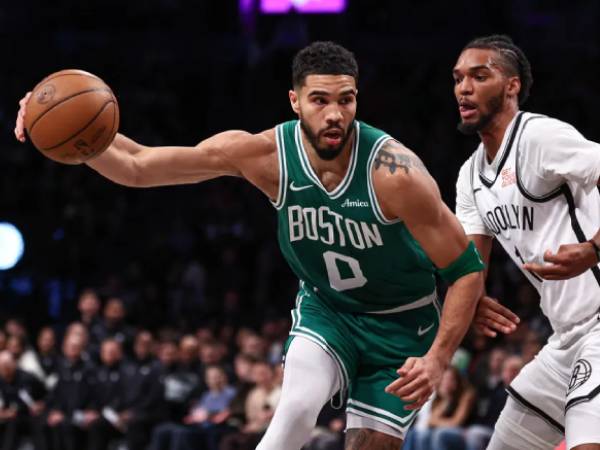 Jayson Tatum (kiri) mencetak 36 poin saat Boston Celtics bangkit dan menang 139-114 atas tuan rumah Brooklyn Nets pada Rabu (13/11) malam. (Foto: AP)