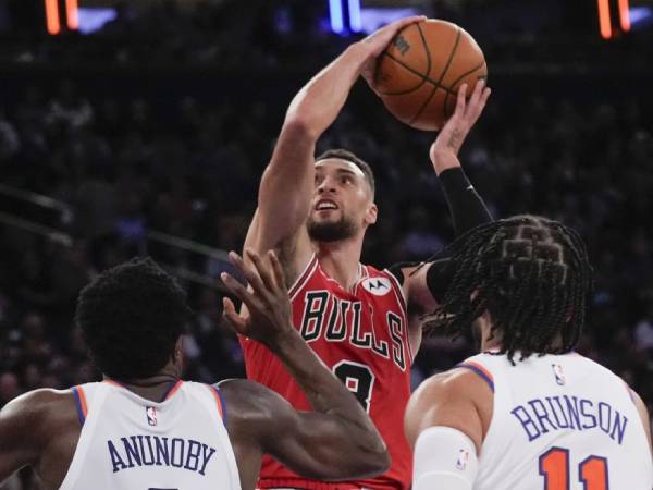 Zach LaVine (tengah) mencetak 31 poin saat Chicago Bulls mengalahkan tuan rumah New York Knicks, 124-123, pada hari Rabu (13/11) malam. (Foto: AP)