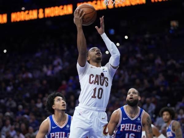 Darius Garland (tengah) mencetak 25 poin saat Cleveland Cavaliers menang 114-106 atas Philadelphia 76ers pada hari Rabu (13/11) malam. (Foto: AP)