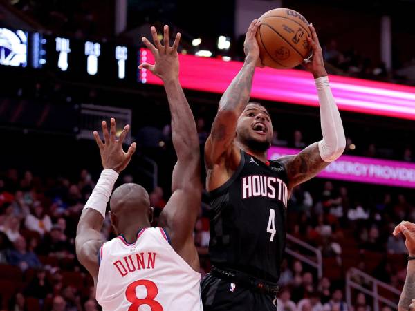 Jalen Green (kanan) mencetak 21 poin saat Houston Rockets menundukkan Los Angeles Clippers 111-103 pada hari Rabu (13/11) malam. (Foto: AP)