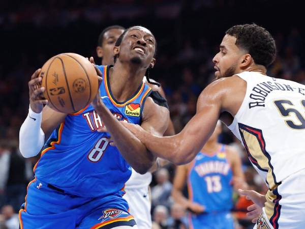 Jalen Williams (kiri) mencetak 31 poin saat Oklahoma City Thunder meraih kemenangan 106-88 atas New Orleans Pelicans pada hari Rabu (13/11) malam. (Foto: AP)