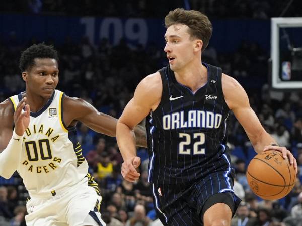 Franz Wagner (kanan) mencetak 29 poin saat Orlando Magic membukukan kemenangan 94-90 atas tim tamu Indiana Pacers pada Rabu (13/11) malam. (Foto: AP)