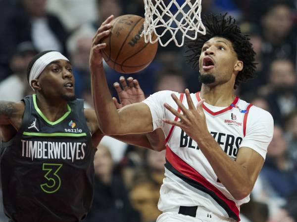 Shaedon Sharpe (kanan) mencetak 33 poin saat Portland Trail Blazers meraih kemenangan 106-98 atas tim tamu Minnesota Timberwolves pada Rabu (13/11) malam. (Foto: AP)