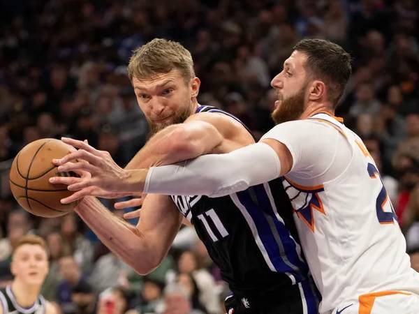 Domantas Sabonis (kiri) mencetak double-double saat Sacramento Kings menundukkan tim tamu Phoenix Suns 127-104 pada Rabu (13/11) malam. (Foto: AP)