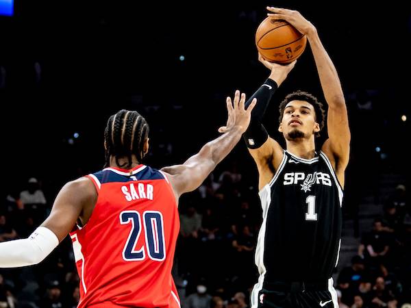 Victor Wembanyama (kanan) mencetak 50 poin saat San Antonio Spurs menang 139-130 atas tim tamu Washington Wizards pada hari Rabu (13/11) malam. (Foto: AP)