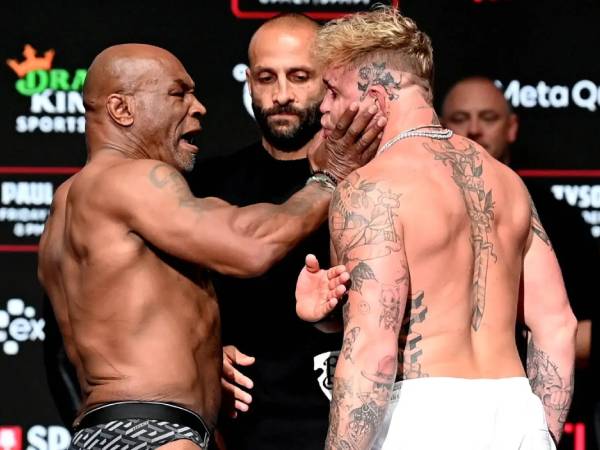 Mike Tyson (kiri) menampar muka Jake Paul yang dianggapnya menginjak kakinya. (Foto: AP)