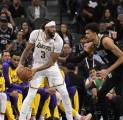 Anthony Davis Pimpin Lakers Kalahkan Spurs di Laga Pembuka Piala Emirates