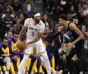 Anthony Davis Pimpin Lakers Kalahkan Spurs di Laga Pembuka Piala Emirates