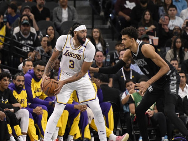 Anthony Davis Pimpin Lakers Kalahkan Spurs di Laga Pembuka Piala Emirates