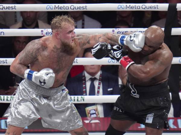 Mike Tyson (kanan) tidak bisa mengimbangi Jake Paul yang jauh lebih muda. (Foto: AP)