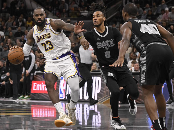 LeBron James kecewa lakukan 7 turnover di laga versus Spurs.