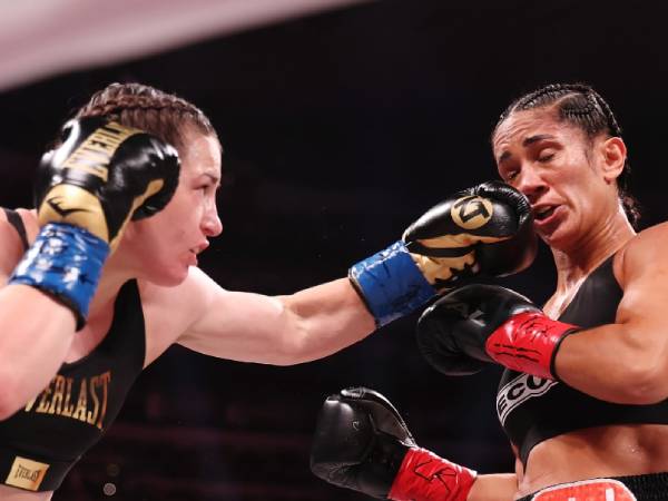 Katie Taylor (kiri) dan Amanda Serrano tampil luar biasa dalam pertarungan ulang di Texas. (Foto: AP)