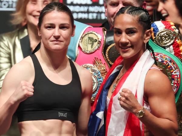 Katie Taylor (kiri) dan Amanda Serrano berpose saat acara timbang badan pada Kamis (14/11). (Foto: Fight TV)