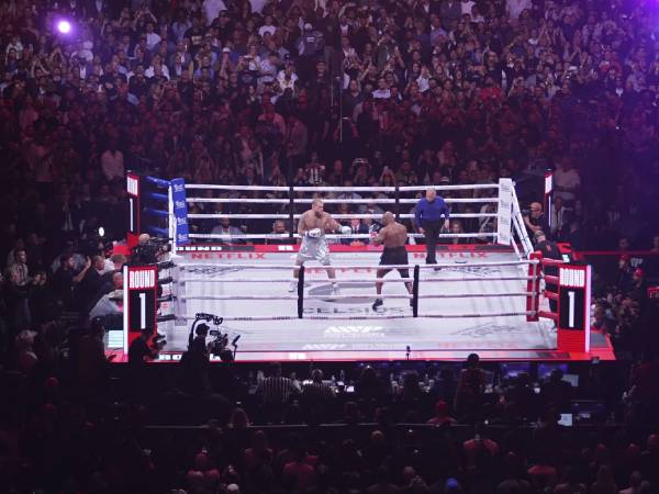 Pertarungan Mike Tyson-Jake Paul mencapai puncaknya dengan 65 juta penonton di Netfix. (Foto: AP)