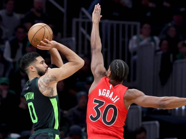 Jayson Tatum (kiri) melesakkan tembakan 3 poin saat buzzer saat Boston Celtics menang 126-123 atas tim tamu Toronto Raptors pada Sabtu (16/11) malam. (Foto: AP)