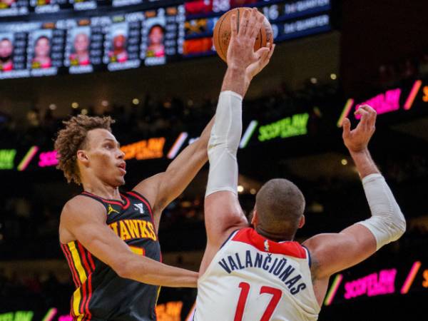 Dyson Daniels (kiri) mencetak 25 poin saat Atlanta Hawks menang 129-117 atas Washington Wizards dalam pertandingan Piala NBA pada Jumat (15/11) malam. (Foto: AP)