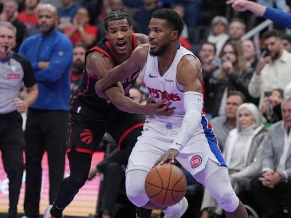 Malik Beasley (kanan) mencetak 20 poin saat Detroit Pistons mengalahkan Toronto Raptors 99-95 pada Jumat (15/11) malam dalam pertandingan Piala NBA. (Foto: AP)