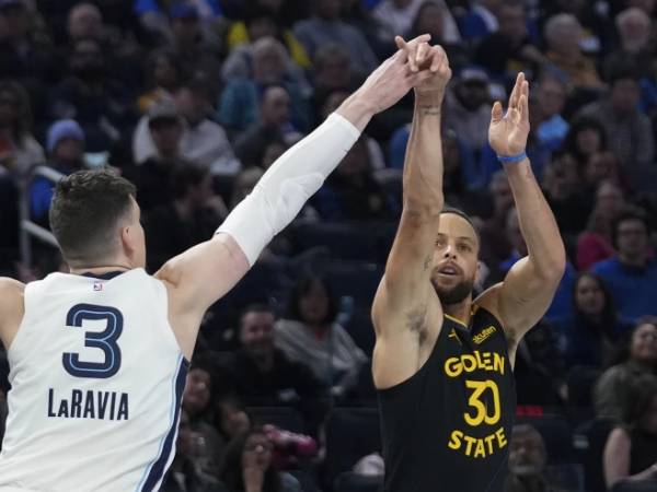 Stephen Curry (kanan) mencetak 13 poin saat Golden State Warriors mengungguli Memphis Grizzlies 123-118 di Piala NBA pada Jumat (15/11) malam. (Foto: AP)