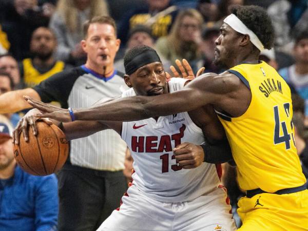 Bam Adebayo (kiri) mencetak 30 poin saat Miami Heat mengalahkan Indiana Pacers 124-111 di Piala NBA pada Jumat (15/11) malam di Indianapolis. (Foto: AP)