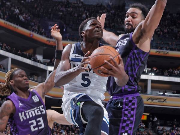 Anthony Edwards (tengah) mencetak 36 poin saat Minnesota Timberwolves mengalahkan Sacramento Kings 130-126 lewat overtime di Piala NBA, Jumat (15/11) malam. (Foto: AP)