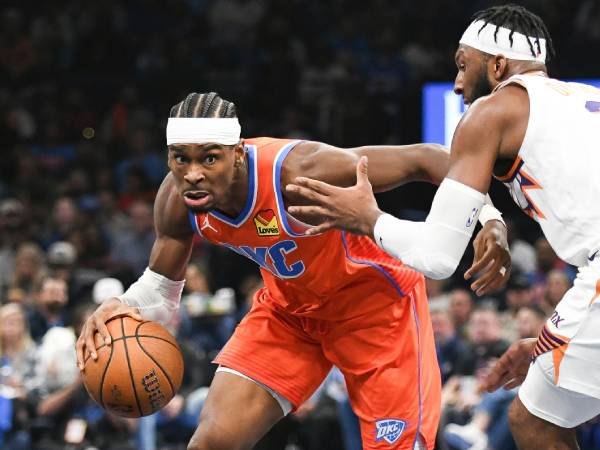 Shai Gilgeous-Alexander (kiri) mencetak 28 poin saat Oklahoma City Thunder menang 99-83 atas Phoenix Suns pada hari Jumat (15/11) malam di Piala NBA. (Foto: AP)