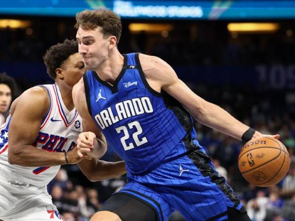 Franz Wagner (kanan) mencetak 31 poin saat Orlando Magic mengalahkan Philadelphia 76ers 98-86 pada hari Jumat (15/11) malam di Piala NBA. (Foto: AP)