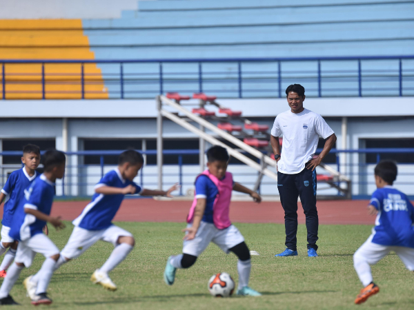 Pelatih dan Pemain Persib Ramaikan Agenda Coaching Clinic