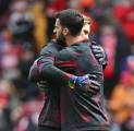 Alisson Becker Atau Caoimhin Kelleher? Slot dan Legenda Klub Beda Pendapat