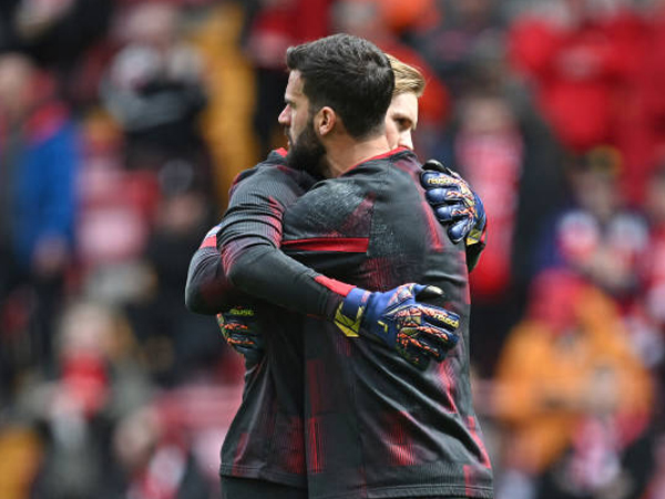 Alisson Becker Atau Caoimhin Kelleher? Slot dan Legenda Klub Beda Pendapat