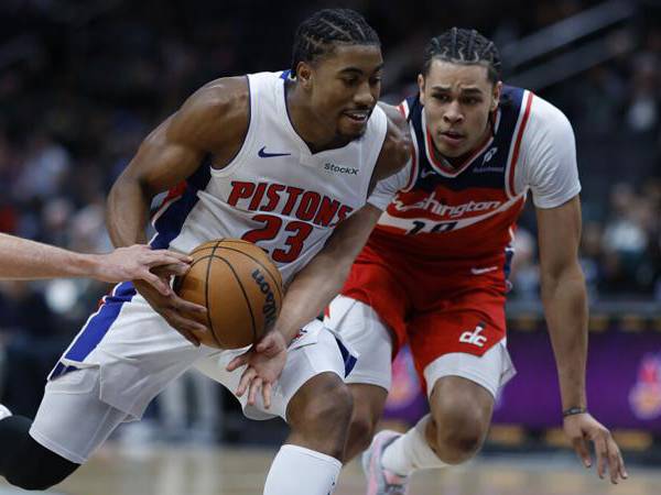 Jaden Ivey (kiri) mencetak 28 poin saat Detroit Pistons meraih kemenangan 124-104 atas Washington Wizards pada hari Minggu (17/11). (Foto: AP)