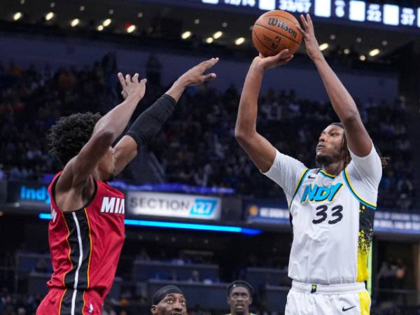 Myles Turner (kanan) mencetak 34 poin saat Indiana Pacers mengalahkan Miami Heat 119-110 pada Minggu (17/11) malam di Indianapolis. (Foto: AP)