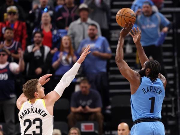 James Harden (kanan) melepaskan tembakan bersejarah saat Los Angeles Clippers menang 116-105 atas Utah Jazz pada hari Minggu (17/11) malam. (Foto: AP)