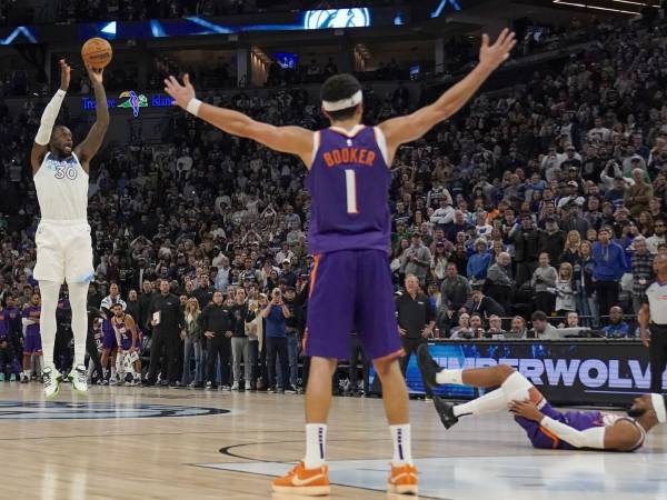 Julius Randle (kiri) melesakkan tembakan 3 angka penentu kemenangan saat Minnesota Timberwolves menang 120-117 atas Phoenix Suns pada Minggu (17/11) sore. (Foto: AP)