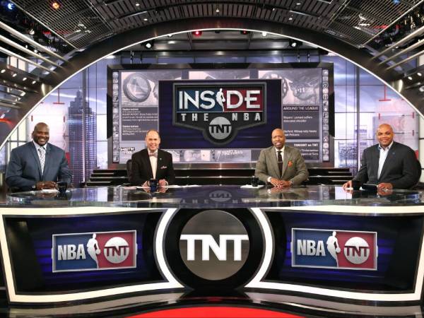 Kuarter “Inside the NBA” (dari kiri ke kanan): Shaquille O'Neal, Ernie Johnson Jr, Kenny Smith dan Charles Barkley. (Foto: X.com)