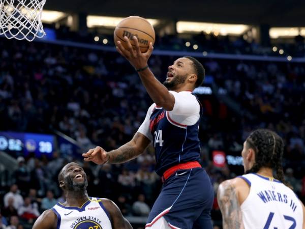 Norman Powell (tengah) mencetak 23 poin saat Los Angeles Clippers mengalahkan Golden State Warriors 102-99 pada hari Senin (18/11) malam. (Foto: AP)