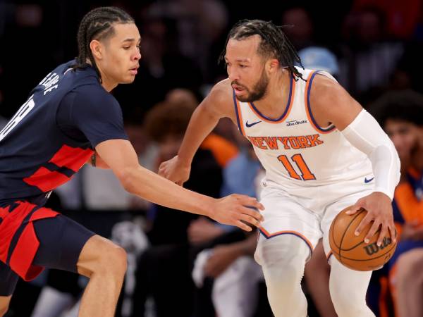 Jalen Brunson (kanan) mencetak 26 poin saat New York Knicks menang 134-106 atas Washington Wizards pada Senin (18/11) malam. (Foto: AP)