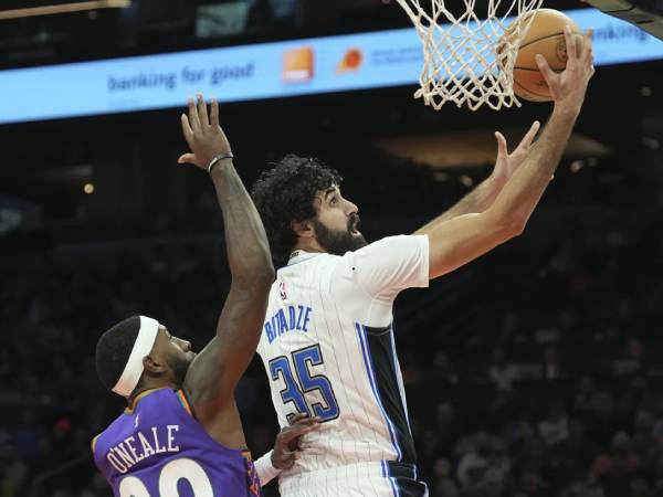 Goga Bitadze (kanan) mencetak 17 poin saat tim tamu Orlando Magic mengalahkan Phoenix Suns 109-99 pada hari Senin (18/11) malam. (Foto: AP)