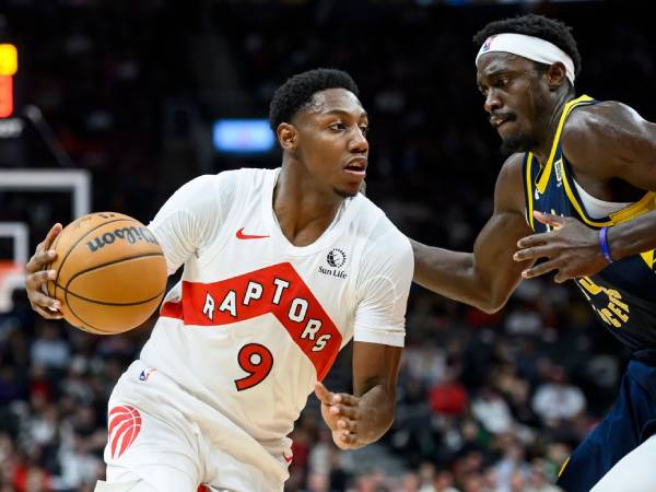 RJ Barrett (kiri) mencetak 39 poin saat Toronto Raptors mengalahkan tim tamu Indiana Pacers 130-119 pada hari Senin (18/11) malam. (Foto: AP)