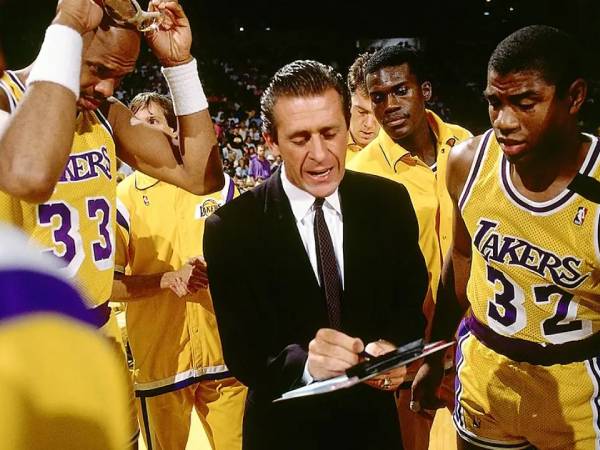 Lakers Akan Hormati Mantan Pelatih Pat Riley Dengan Patung Di Luar Arena