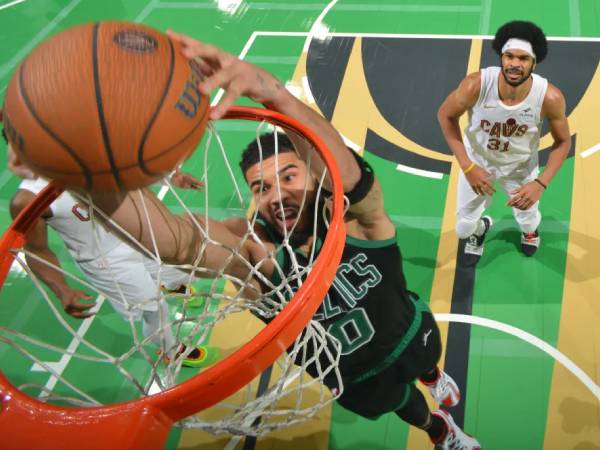 Jayson Tatum (kiri) mencetak 33 poin saat Boston Celtics mengalahkan tim tamu Cleveland Cavaliers 120-117 di Piala NBA pada Selasa (19/11) malam. (Foto: AP)