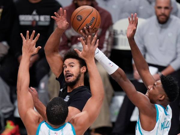 Cameron Johnson (tengah) mencetak 34 poin saat Brooklyn Nets mengalahkan Charlotte Hornets 116-115 pada Selasa (19/11) malam di New York. (Foto: AP)