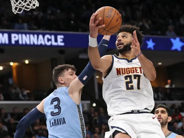 Jamal Murray (kanan) mencetak 27 poin saat Denver Nuggets menang 122-110 atas Memphis Grizzlies di Piala NBA pada Selasa (19/11) malam. (Foto: NBA)