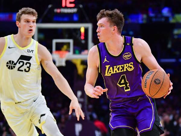 Dalton Knecht (kanan) mencetak 37 poin saat Los Angeles Lakers mengalahkan Utah Jazz 124-118 pada hari Selasa (19/11) dalam pertandingan grup Piala NBA. (Foto: AP)