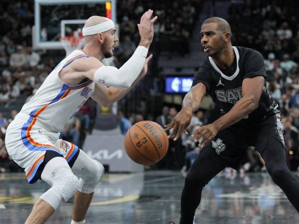 Chris Paul (kanan) mencetak 14 poin dan 11 assist saat San Antonio Spurs mengalahkan Oklahoma City Thunder 110-104 pada hari Selasa (19/11) di Piala NBA. (Foto: AP)