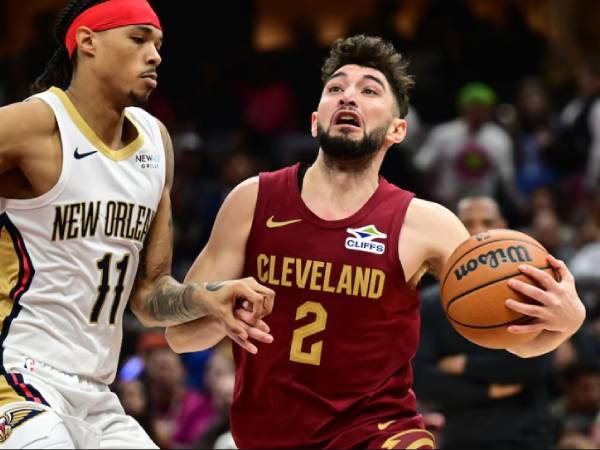 Ty Jerome (kanan) mencetak 29 poin saat Cleveland Cavaliers mengalahkan New Orleans Pelicans 128-100 pada Rabu (20/11) malam. (Foto: AP)