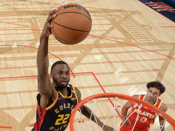 Andrew Wiggins (kiri) mencetak 27 poin saat Golden State Warriors menang 120-97 atas Atlanta Hawks pada Rabu (20/11) malam di San Francisco. (Foto: AP)