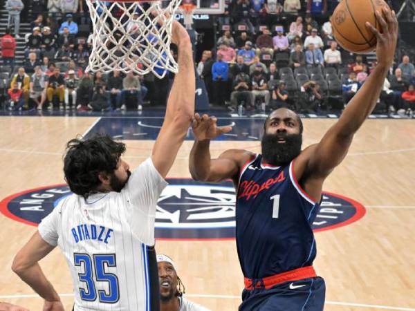 James Harden (kanan) mencetak 24 poin saat Los Angeles Clippers menang 104-93 atas Orlando Magic pada Rabu (20/11) malam di Inglewood, Calif. (Foto: AP)