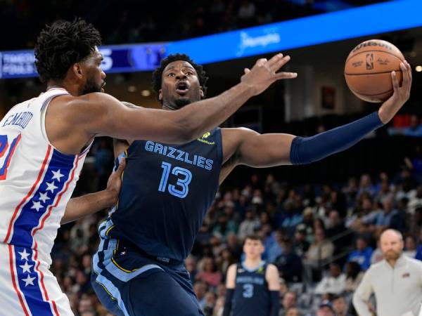 Jaren Jackson Jr (kanan) mencetak 25 poin saat Memphis Grizzlies menang 117-111 atas Philadelphia 76ers, Rabu (20/11) malam. (Foto: AP)